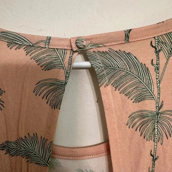 Chaser women’s NWT’s short sleeve elastic waist romper. Size small - Picture 4 of 4